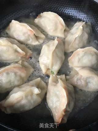 韭苔鲜虾锅贴的做法步骤:26