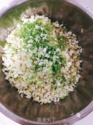 茄子尖椒馅包子的做法步骤:3