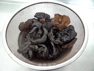 木耳圆白菜猪肉馅水饺的做法步骤:2