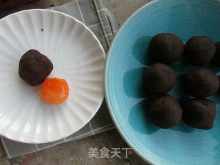 桃山皮赤豆蛋黄月饼的做法步骤:21