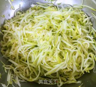 角瓜香肠蛋饼的做法步骤:2