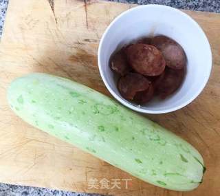 角瓜香肠蛋饼的做法步骤：1