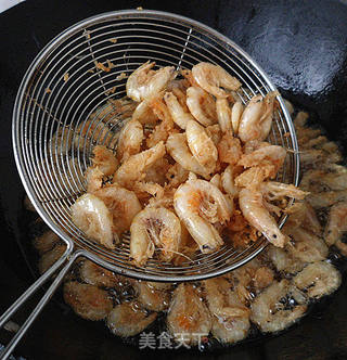 家常菜——酥炸白米虾的做法步骤:5