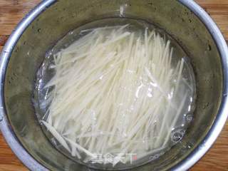 炝拌豆豉土豆丝的做法步骤:4