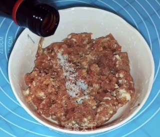 玫瑰鲜肉煎饺的做法步骤:2