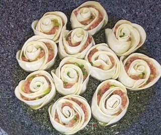 玫瑰鲜肉煎饺的做法步骤:12