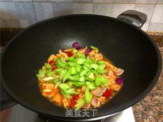 西芹泡椒爆鱿鱼的做法步骤:8