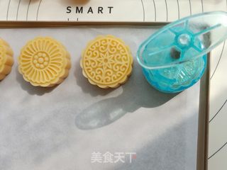 金沙奶黄月饼的做法步骤:16