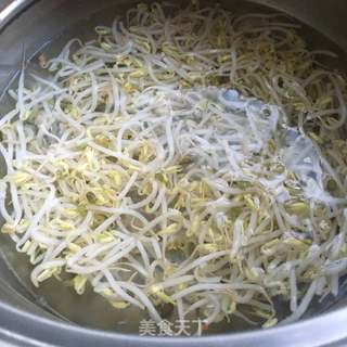 凉拌小豆芽的做法步骤:2