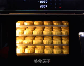 广式蛋黄莲蓉月饼的做法步骤:10