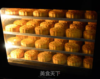 广式蛋黄莲蓉月饼的做法步骤:12