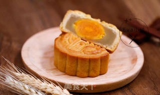 广式蛋黄莲蓉月饼的做法步骤:13