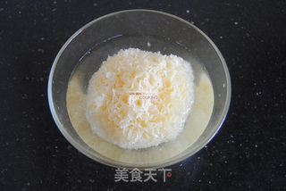 草莓红枣银耳羹的做法步骤:2