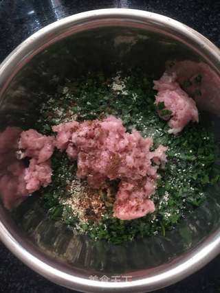 韭菜肉馅饺子的做法步骤:2