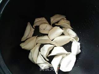电饭锅版煎饺的做法步骤:4