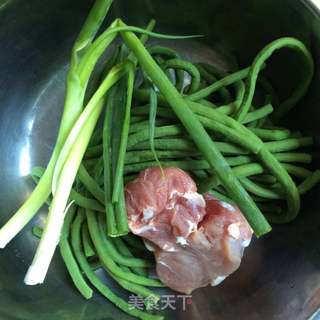 豇豆猪肉水饺的做法步骤:3