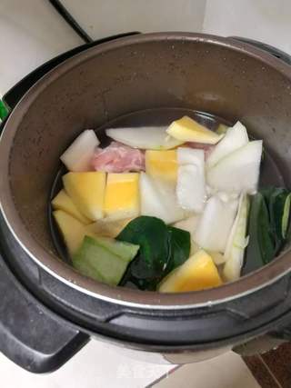 冬瓜木瓜龙骨汤的做法步骤:2