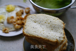 虾仁鸡蛋三明治的做法步骤:7