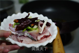 酸萝卜黑鱼片的做法步骤:2