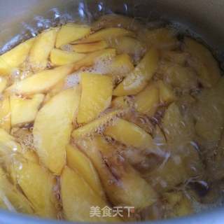 黄桃罐头的做法步骤:6