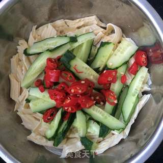 黄瓜拌腐竹的做法步骤:4