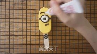 小黄人冰淇淋的做法步骤:13