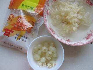 老冰糖龙眼银耳羹的做法步骤:3