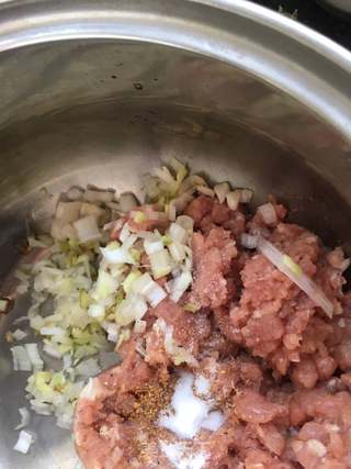 牛肉芹菜水煎包的做法步骤:5