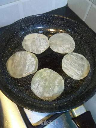 饺子皮煎饼的做法步骤:2
