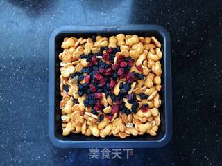 黑芝麻干果雪花酥的做法步骤：1