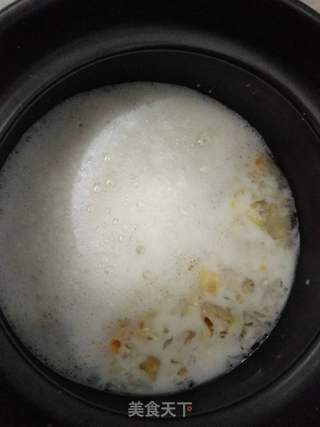 桃胶炖牛奶的做法步骤：4
