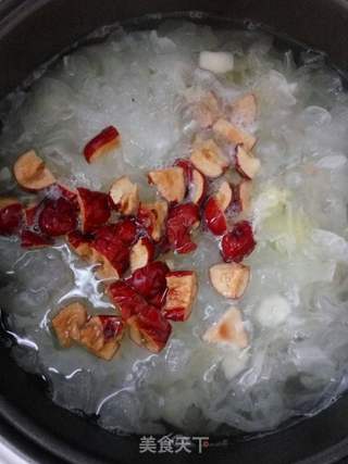 马蹄红枣银耳羹的做法步骤:5