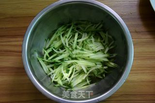 黄瓜拌鱿鱼的做法步骤:2