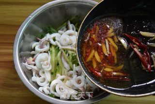 黄瓜拌鱿鱼的做法步骤:7