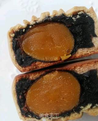 黑芝麻蛋黄月饼的做法步骤:21
