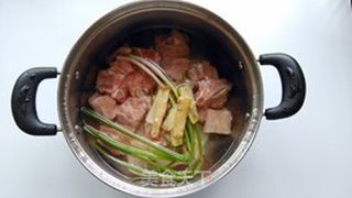 萝卜海带小排汤的做法步骤:2
