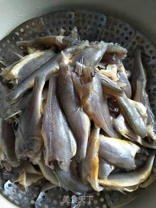 香酥小黄花魚的做法步骤:2