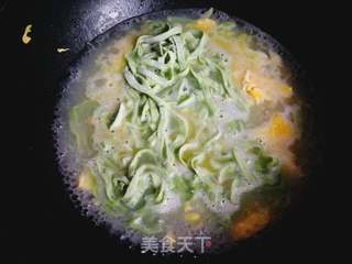 西红柿鸡蛋菠菜面的做法步骤：12