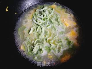 西红柿鸡蛋菠菜面的做法步骤:12