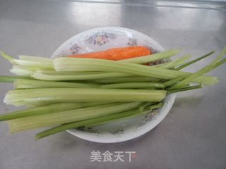 炝拌芹菜的做法步骤：1