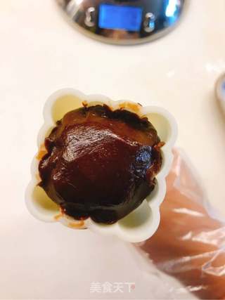 巧克力椰蓉奶酪蔓越莓月饼的做法步骤:17