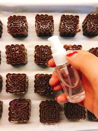 巧克力椰蓉奶酪蔓越莓月饼的做法步骤:19