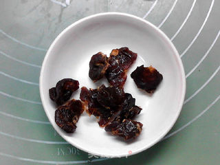 补血养肝山楂桂圆枣饮的做法步骤:2