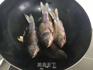 红烧鲫鱼的做法步骤：3