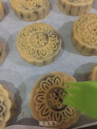 红豆沙蛋黄月饼的做法步骤:13