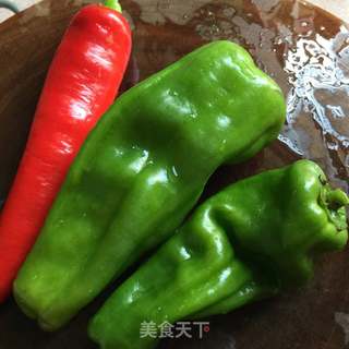 鱿鱼炒辣椒的做法步骤:2