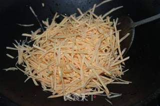 糖醋红薯丝的做法步骤：3