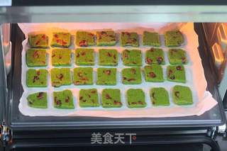抹茶蔓越莓饼干的做法步骤:12