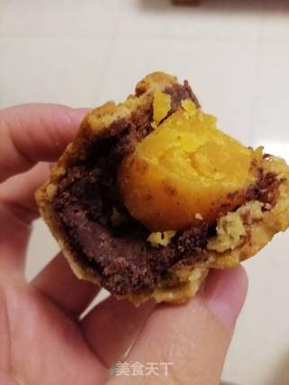 蛋黄豆沙月饼的做法步骤:7
