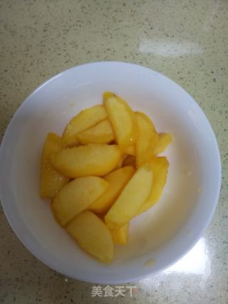 黄桃糖水罐头的做法步骤:2